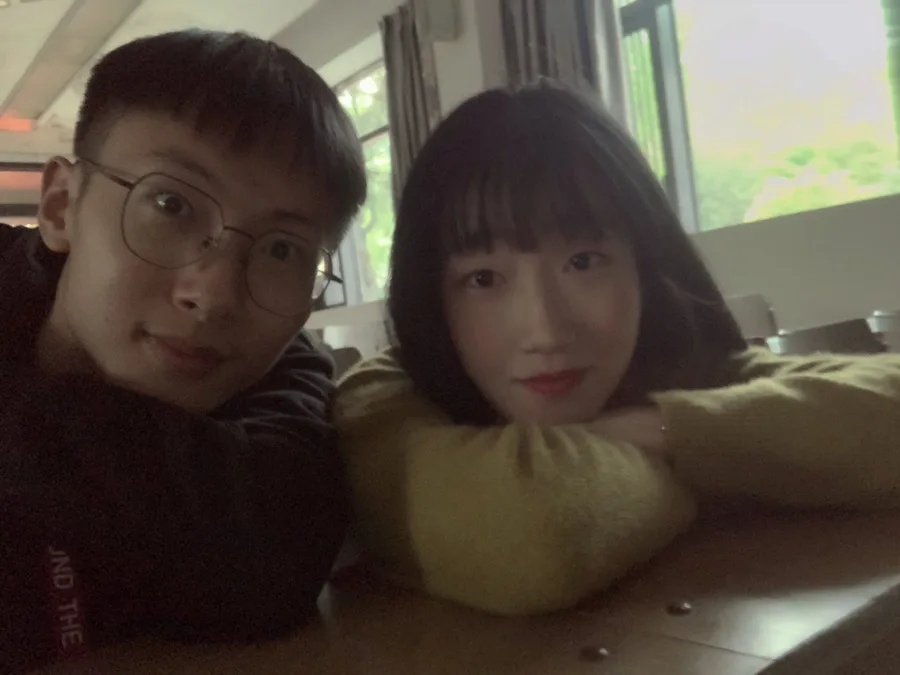 靠在一起的两个人