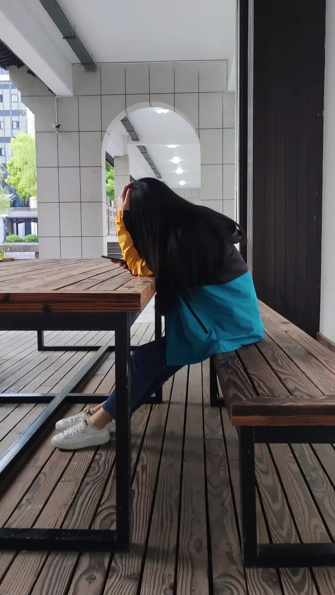 坐在木窗边的人