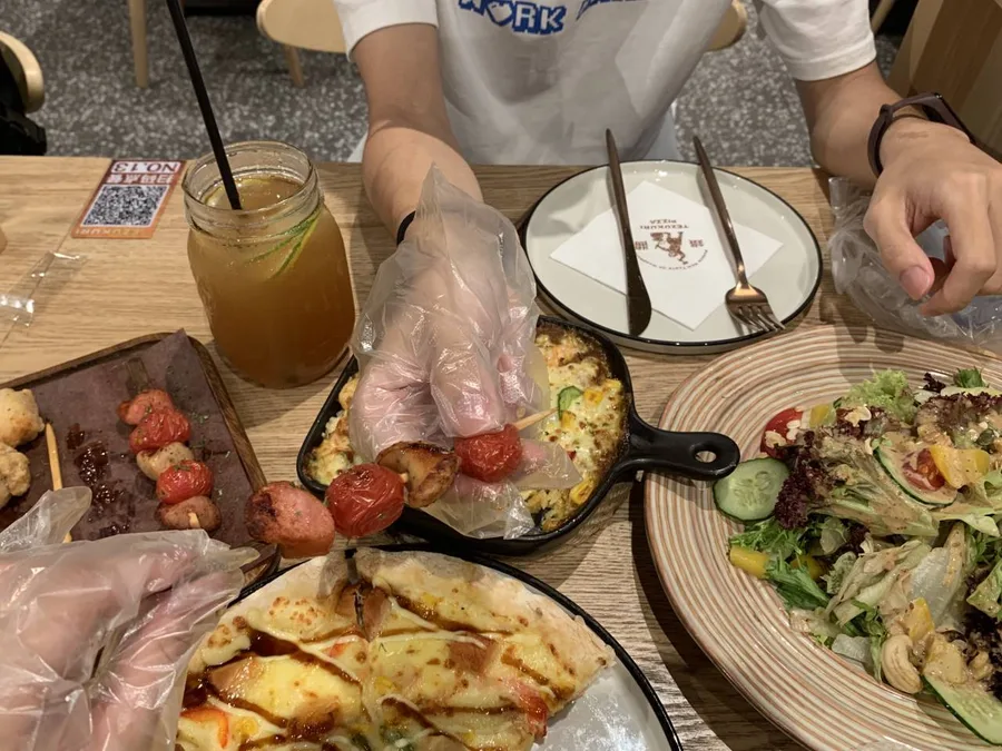 一起分享的披萨与餐桌