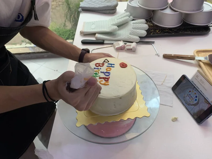给蛋糕添加彩色装饰