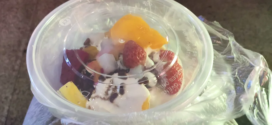 装在碗里的水果甜品