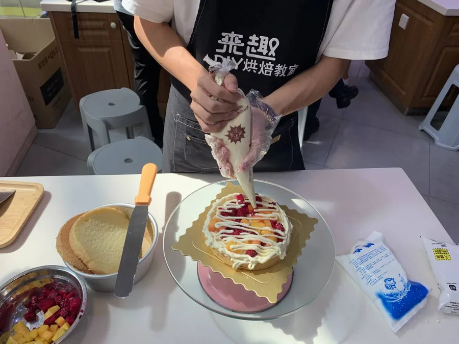 认真装饰蛋糕的双手