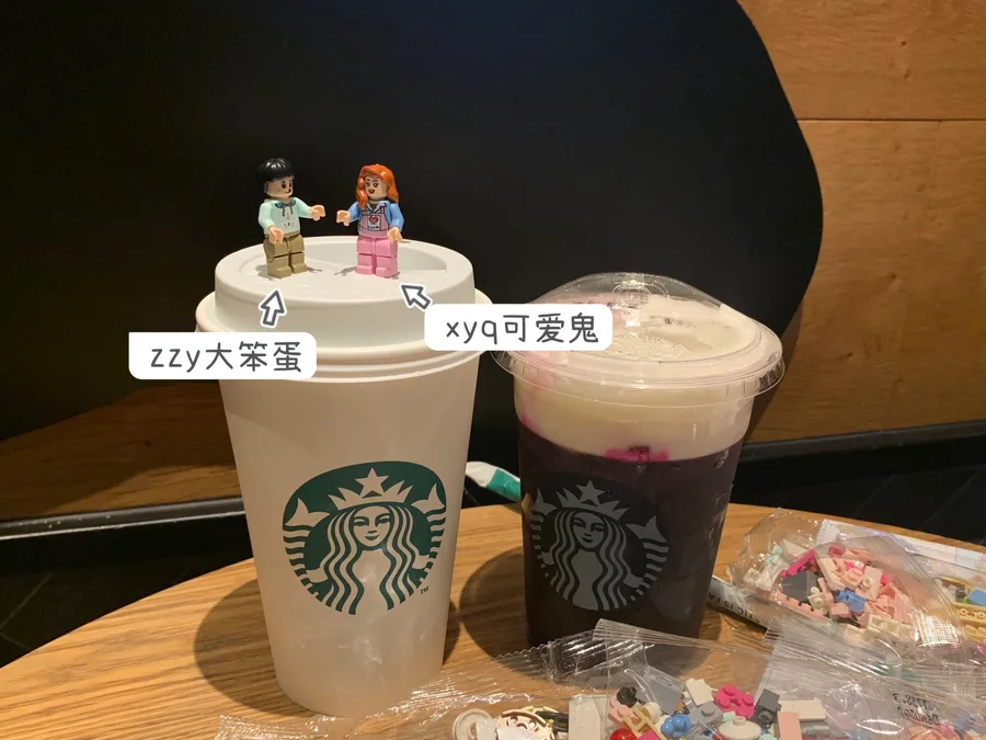 放在一起的两杯饮品