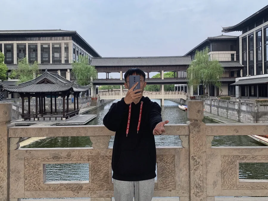 庭院前的人像