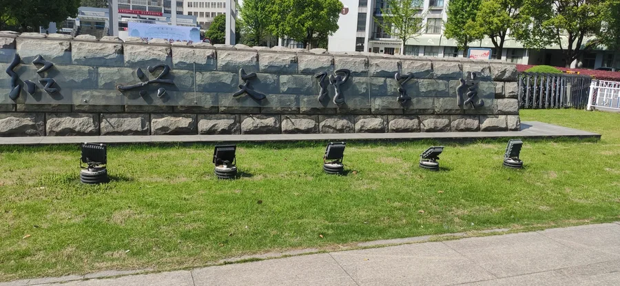 庭院里的石桥与草地