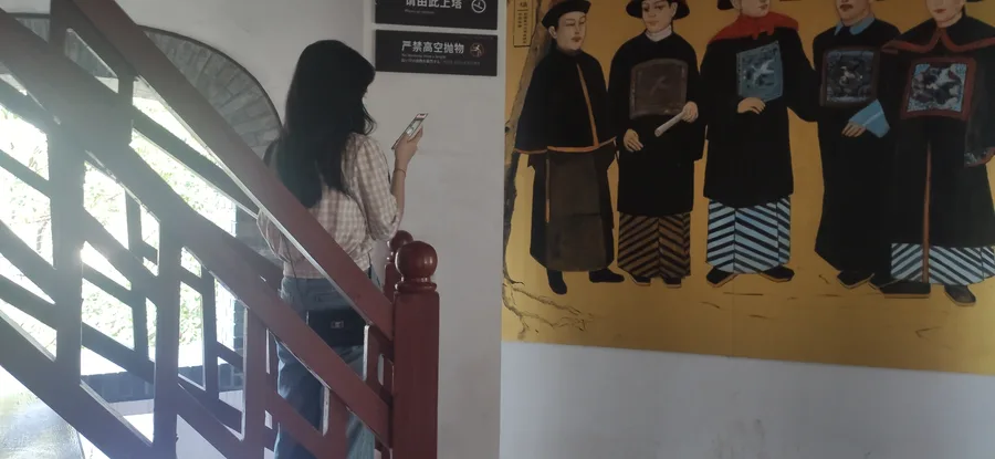 落着光影的楼梯与人