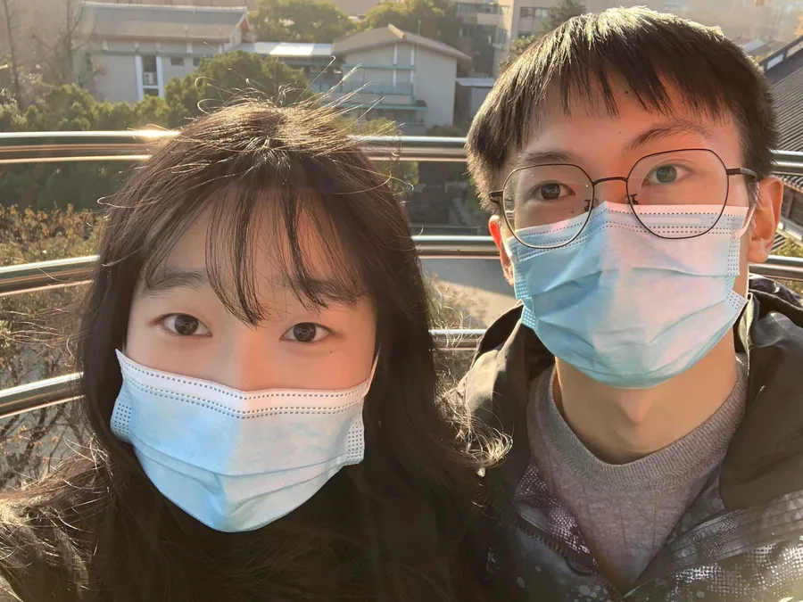 两个人戴着口罩的户外合影