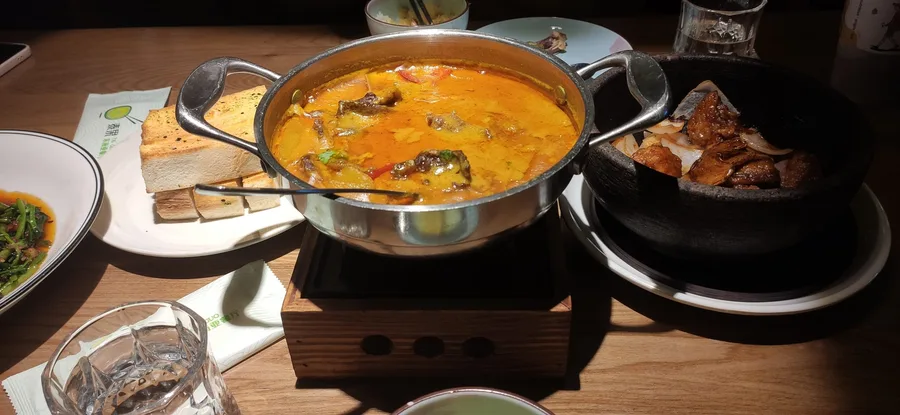 餐桌上热乎乎的一锅美食