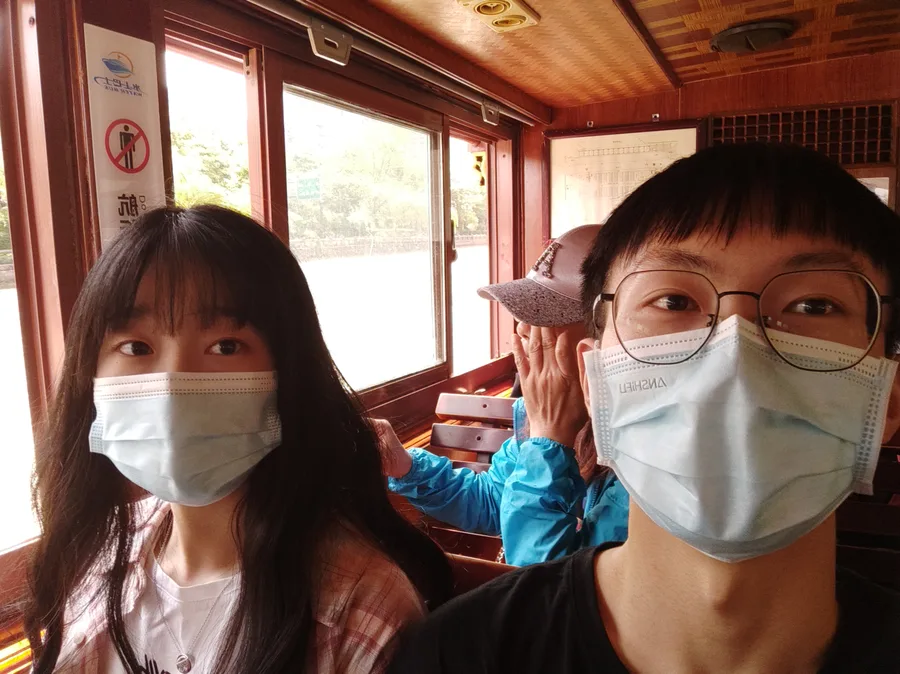两个人戴着口罩的室内合影