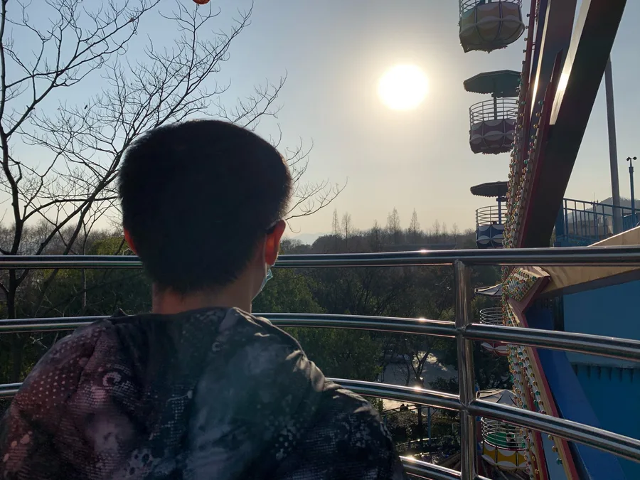 湖边栏杆前的背影
