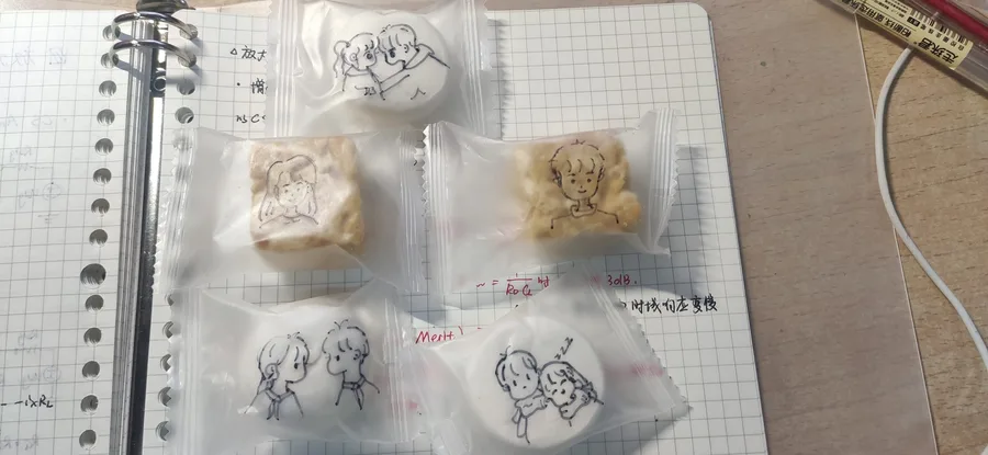 摆在笔记本上的小饼干和手绘图案