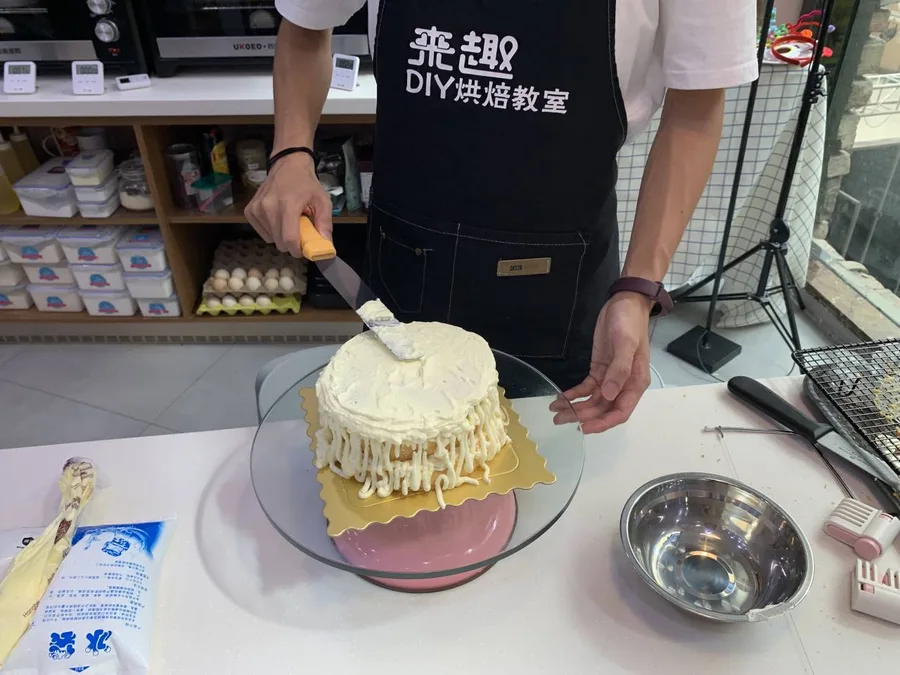 正在涂抹奶油的蛋糕
