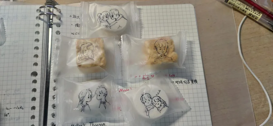 笔记本上的小饼干与手绘人物