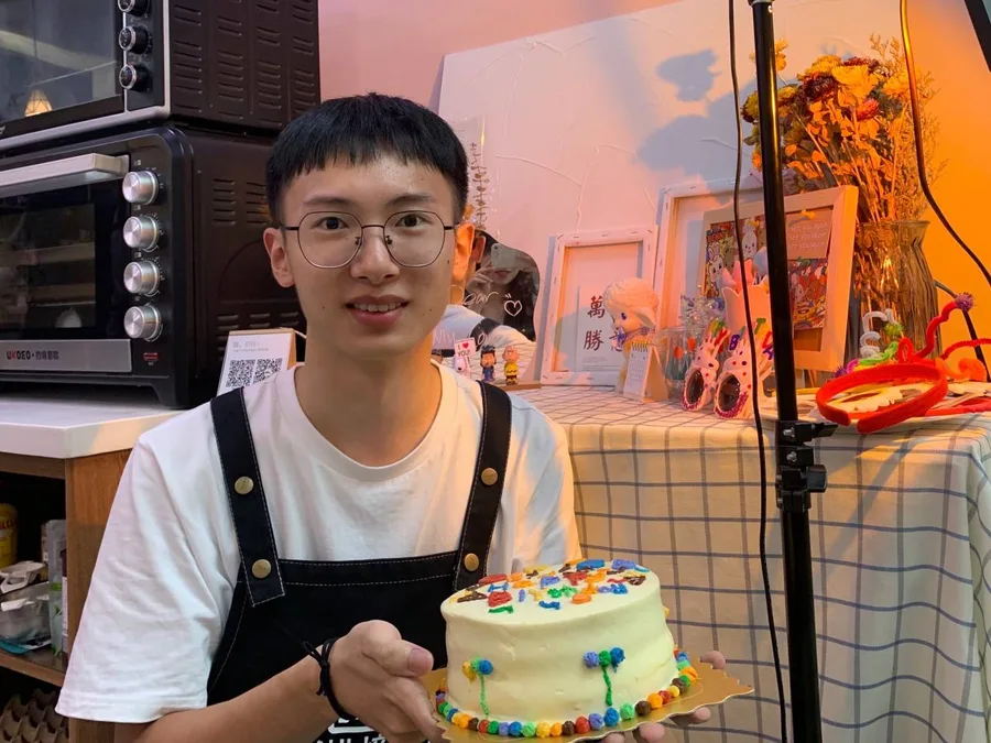 捧着生日蛋糕的人